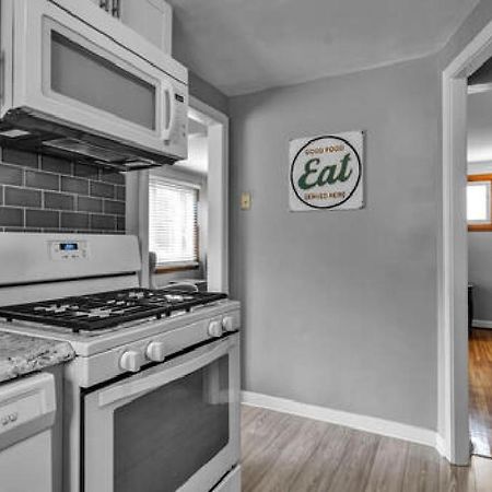 Gorgeous 2 Queen Bedroom Lower Apartment In North Buffalo With Free Driveway Parking Exterior photo