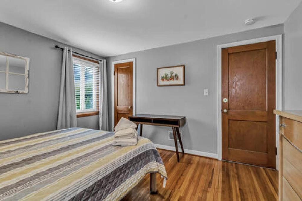 Gorgeous 2 Queen Bedroom Lower Apartment In North Buffalo With Free Driveway Parking Exterior photo