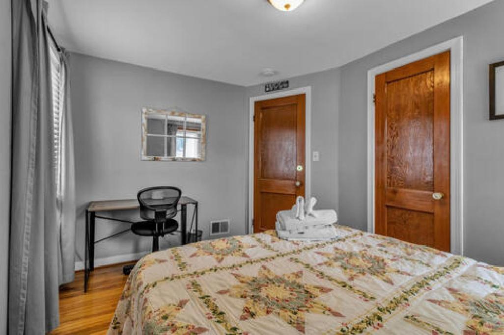Gorgeous 2 Queen Bedroom Lower Apartment In North Buffalo With Free Driveway Parking Exterior photo